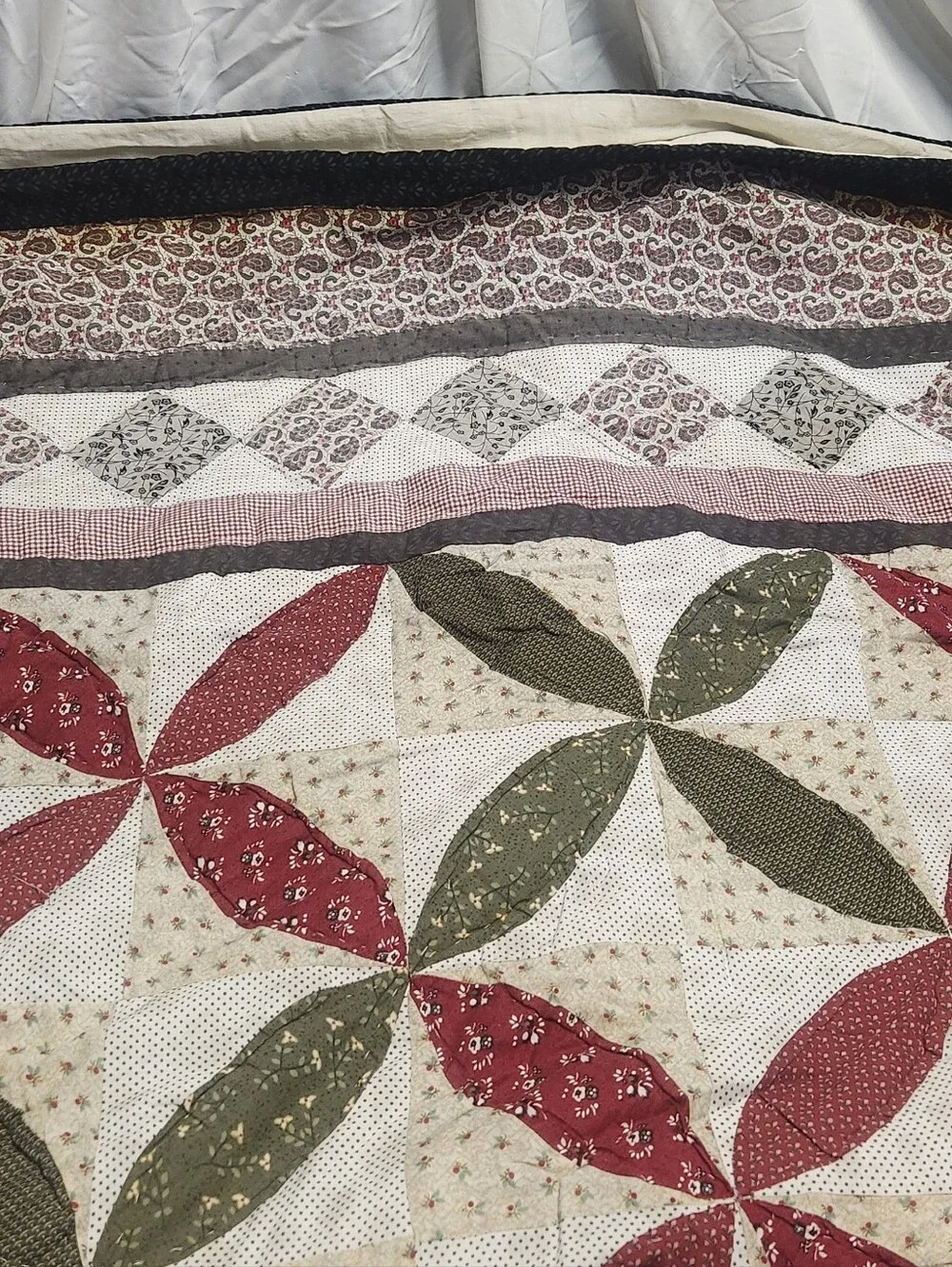 handmade 2-Piece Twin Quilt and Matching Pillow Sham Set. Alabama Beauty